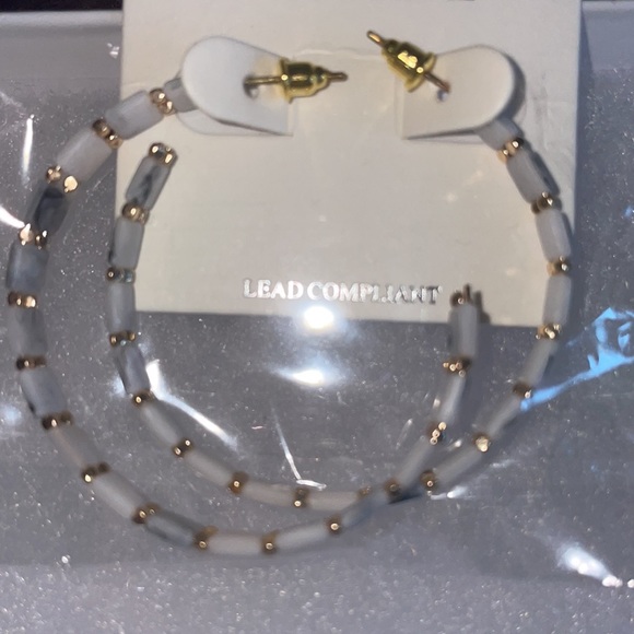 🌺❤️BEAUTIFUL BRAND NEW HOWLITE HOOP EARRINGS 🌺❤️ - Picture 3 of 4